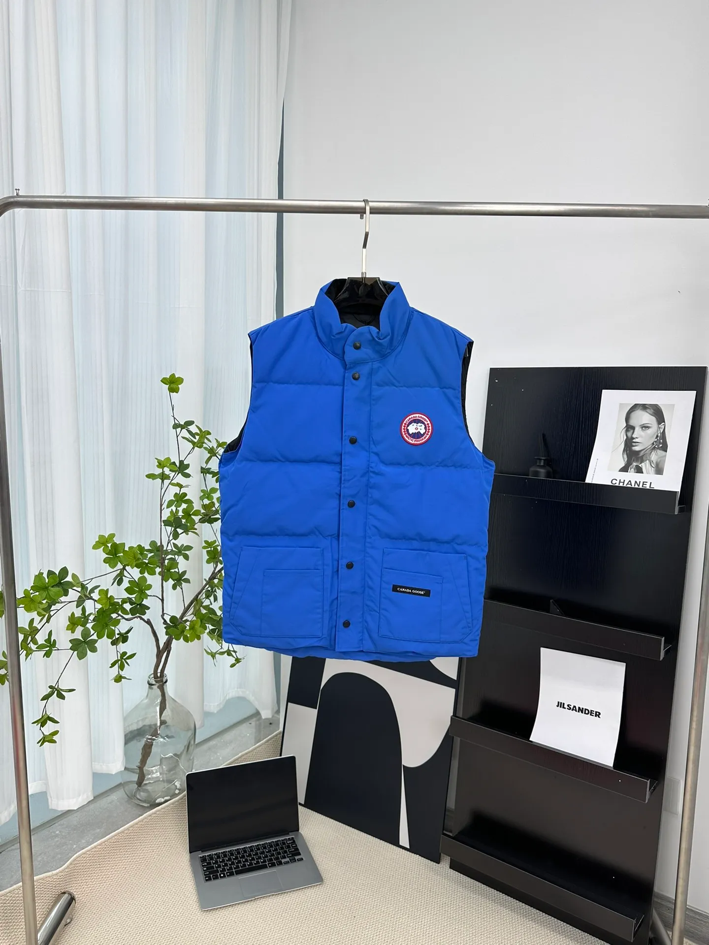 P380 [𝗖𝗮𝗻𝗮𝗱𝗲 𝗚𝗼𝗼𝘀𝗲] Canada Goose Couple Vest for Men and Women. 1⃣️Imported Behringer embroidery machine customized 10,000-needle embroidery logo 2⃣️Imported 18-count polyester-cotton blended original fabric 3⃣️Authentic official website synchronized with the new national standard 80% white duck down 4⃣️100% nylon nylon lining with double double-layer sealing design 5⃣️Yoshida YKK customers provide original factory customized electroplating sliders 6⃣️All auxiliary materials and hardware are disassembled and customized! 1:1 restore the official website Color: off-white, leather pink, bright red, sapphire blue, navy blue, black 𝗦𝗜𝗭𝗘:𝗫𝗦-𝗫𝗫𝗟